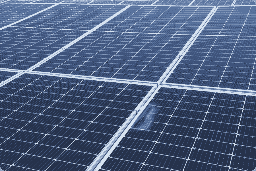 En été, les panneaux photovoltaïques peuvent être obstrués par des fientes d’oiseaux, des herbes ou des feuilles, favorisant l’apparition d’effets hot-spot qui réduisent leurs performances et entraînent une perte de puissance en sortie.