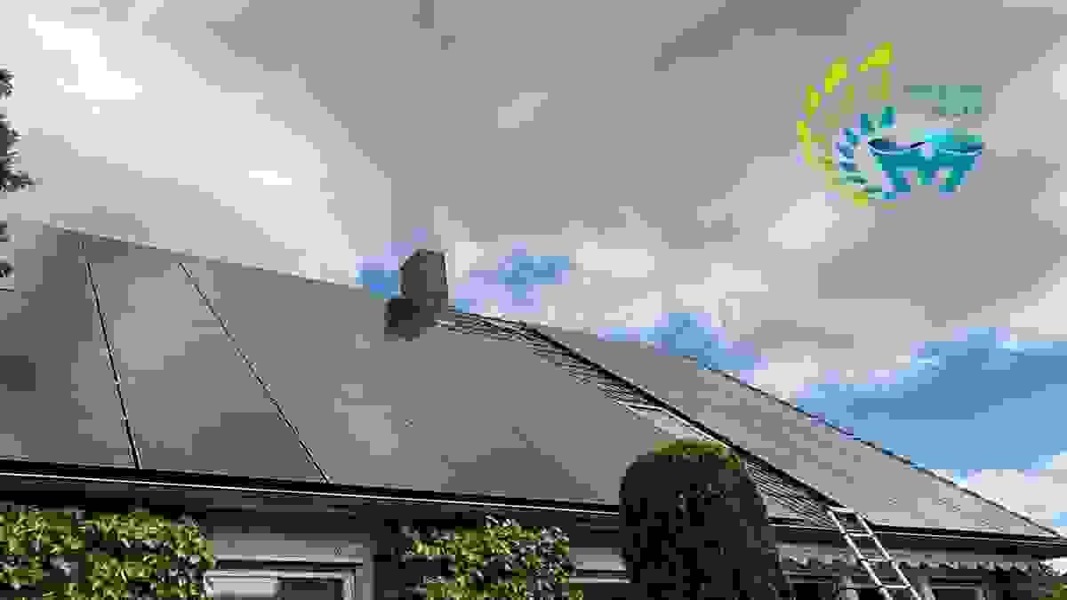 Facciata architettonica con moduli fotovoltaici full black.