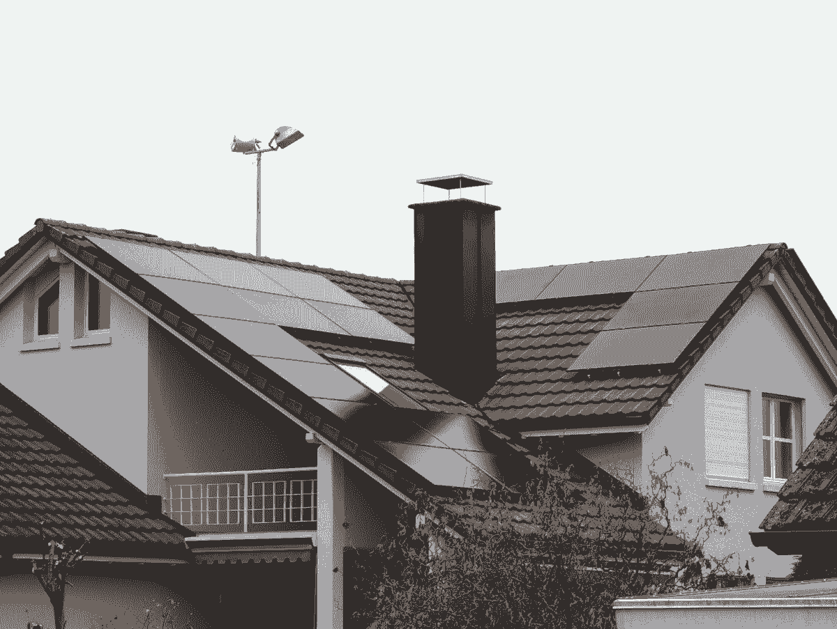 Widok instalacji modułów fotowoltaicznych full black na dachu domu jednorodzinnego, panel TOPCon 450W – połączenie estetyki i wysokiej wydajności.