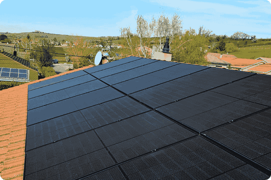 Maysunsolar Projekt in den französischen Alpen mit HJT 430W Full Black.