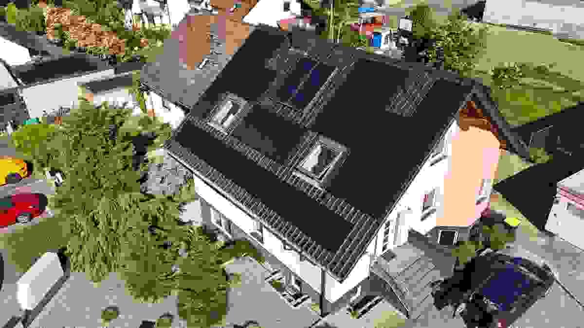 Installation de panneaux solaires monocristallins full black sur toits résidentiels en Europe, alliant haute efficacité énergétique et esthétique architecturale
