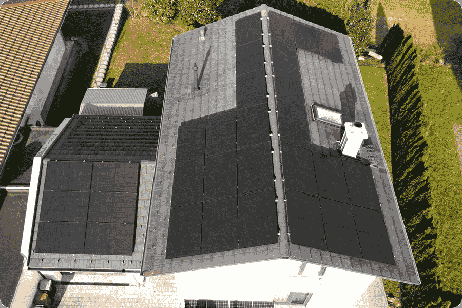 Instalacja dachowa w Europie z modułami TOPCon Triple-Cut w wersji Full Black, łącząca elegancję i wysoką wydajność w jednym systemie.