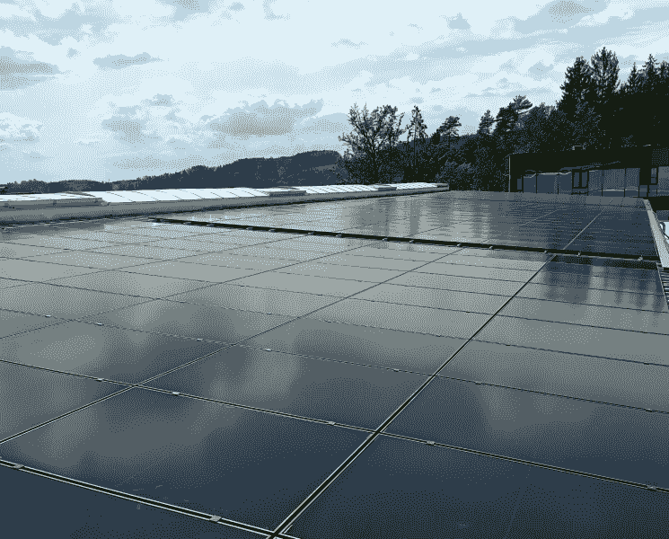 Caso di progetto fotovoltaico su tetto industriale in Italia, che mostra l’installazione dei moduli fotovoltaici e l’efficacia della consegna locale