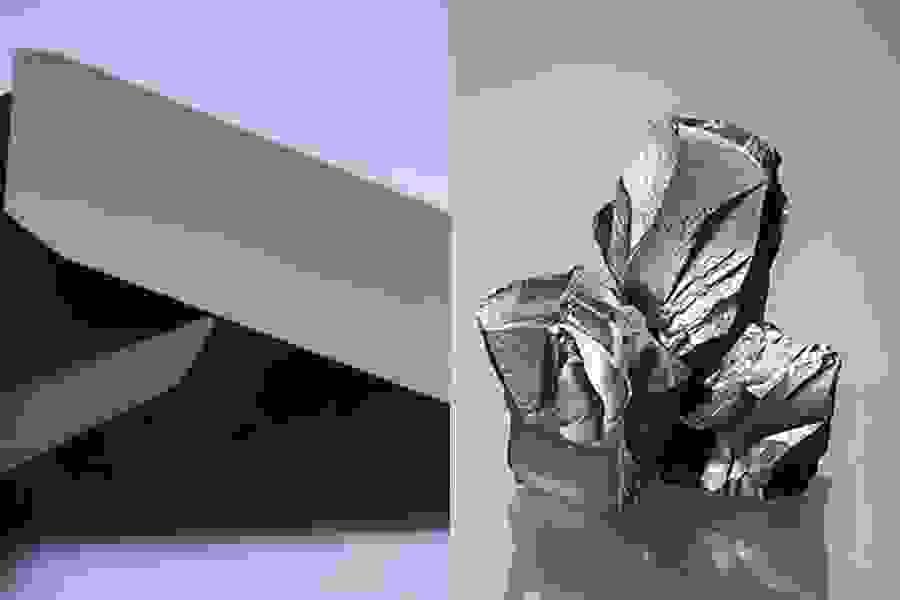 Comparaison entre cellule solaire en silicium monocristallin (gauche) et matière première en silicium polycristallin (droite)