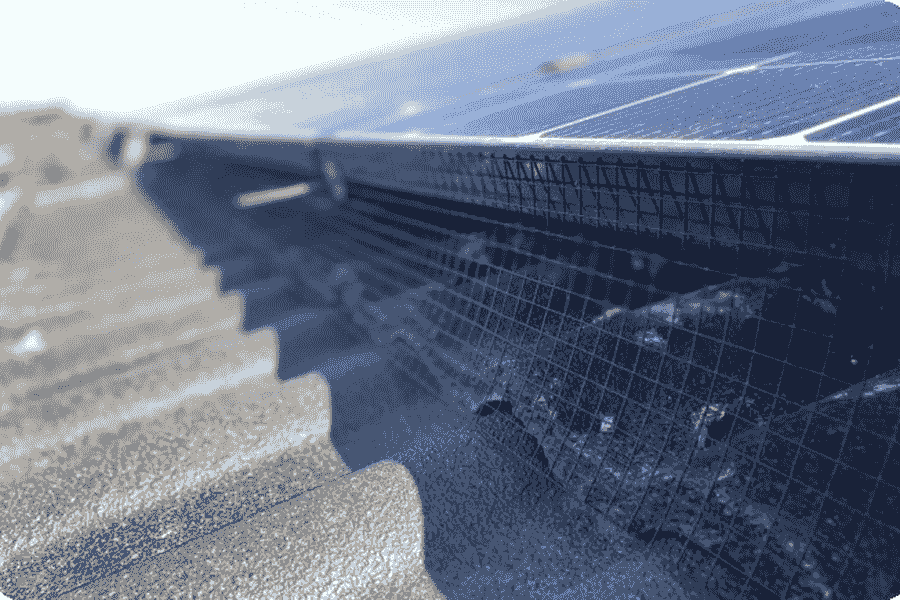 Dach-PV-Anlage mit installiertem Vogelschutznetz zur Verringerung von Staub- und Vogelnestablagerungen
