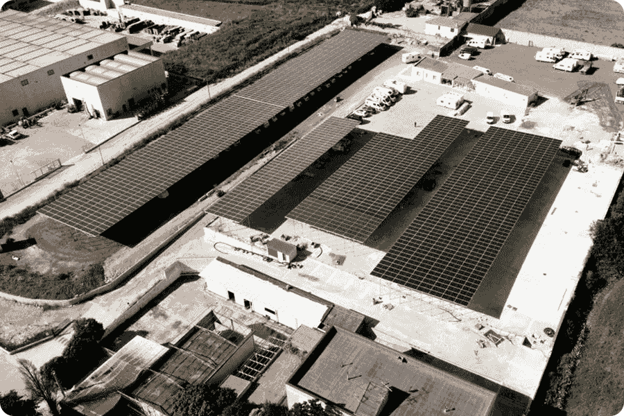 Maysunsolar-Carport-Projekt in Sardinien, Italien, ausgestattet mit 1.819 PERC-550W-Modulen, Gesamtkapazität 1 MW.