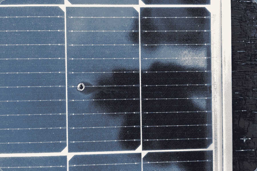 PV-Moduloberfläche mit Vogelkotverschmutzung, bereits deutliches Hotspot-Risiko