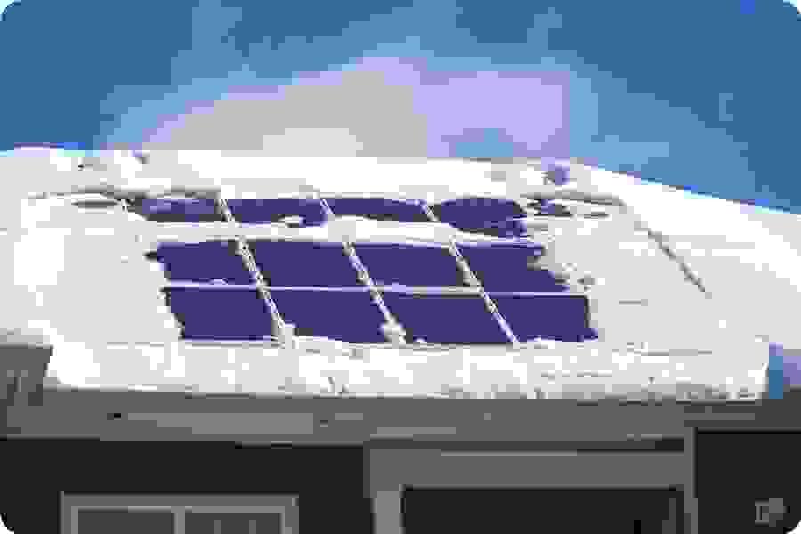 Dach-PV-Module von einer dicken Schneeschicht bedeckt, beeinträchtigte Systemleistung