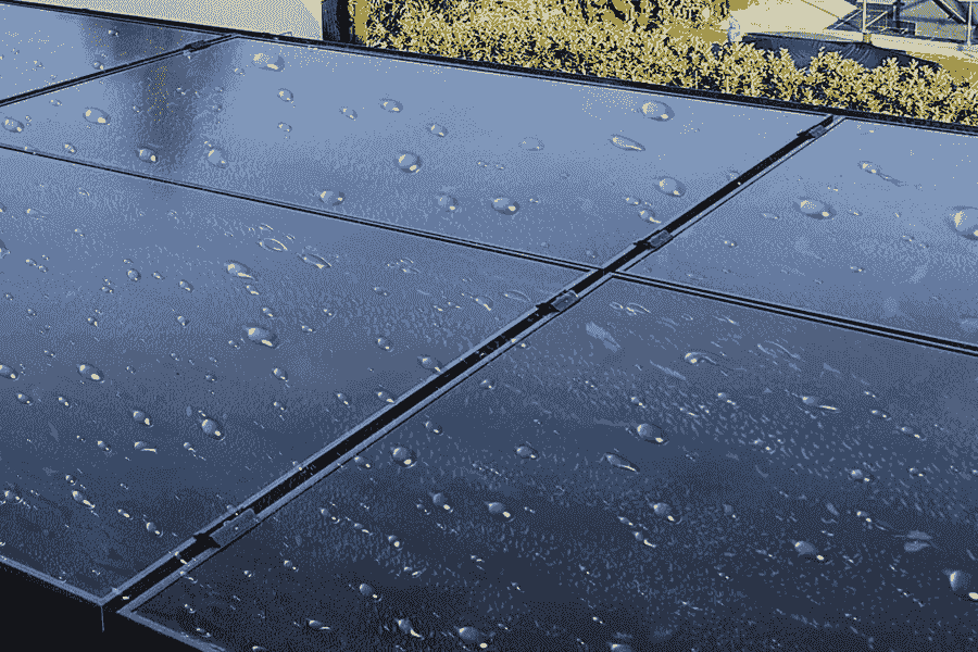 Gocce di pioggia sulla superficie di un modulo fotovoltaico IBC monovetro, che dimostra un’eccellente resistenza all’umidità.