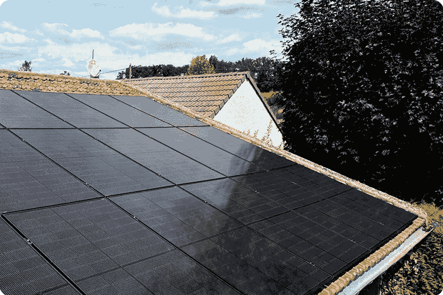 Dach-PV-Module durch nahegelegene Bäume verschattet, verringerte Leistung bei niedrigstehender Sonne