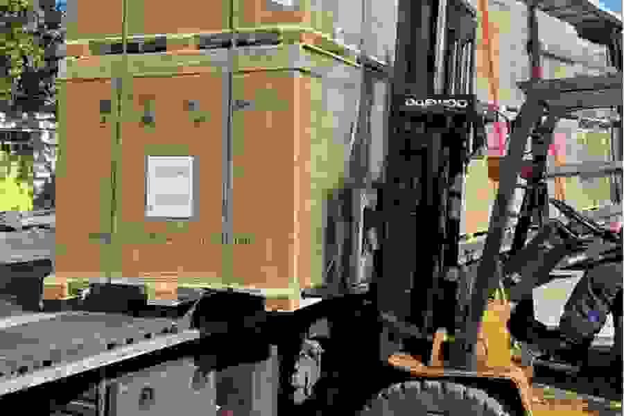 Il carrello elevatore sta scaricando i moduli fotovoltaici dal camion, mostrando il processo di stoccaggio e consegna nei passaggi di distribuzione e commercio all’ingrosso.