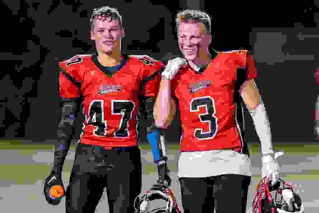 A couple of victorious Lakers