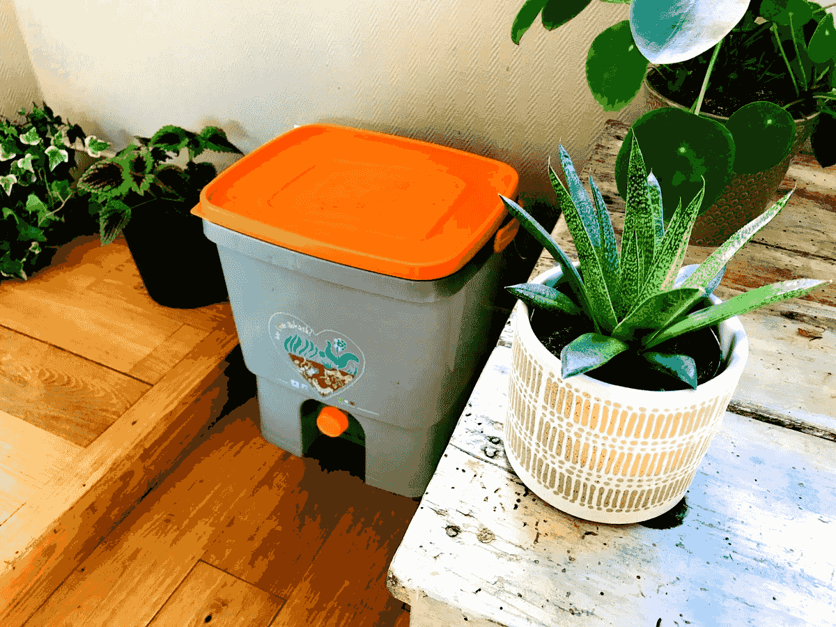 un seau bokashi dans son espace naturel un seau bokashi dans son espace naturel