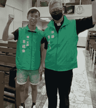 蔡銘偉牧師與羅雅教會青年。