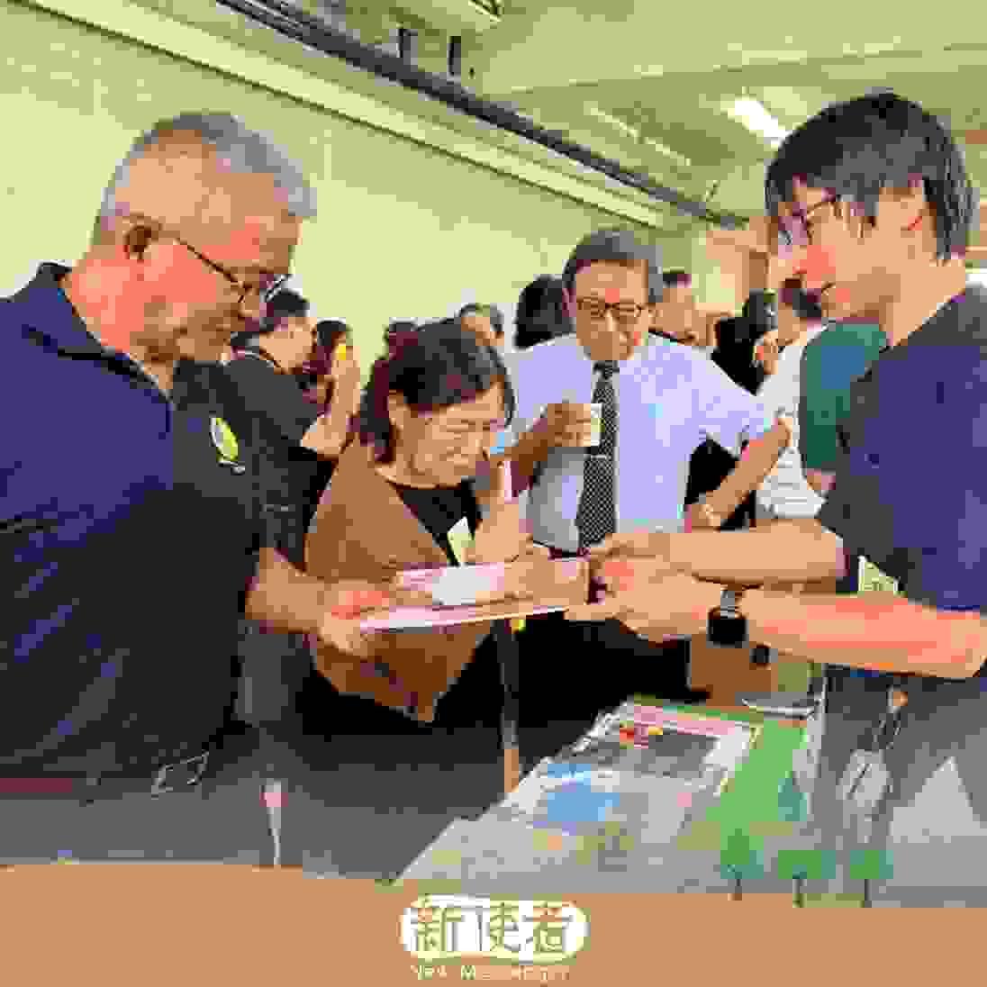 執行主編王博賢傳道師於台灣基督長老教會宣教160週年慶典——「教會的多元風貌」宣教論壇擺攤介紹《新使者》文字事工。