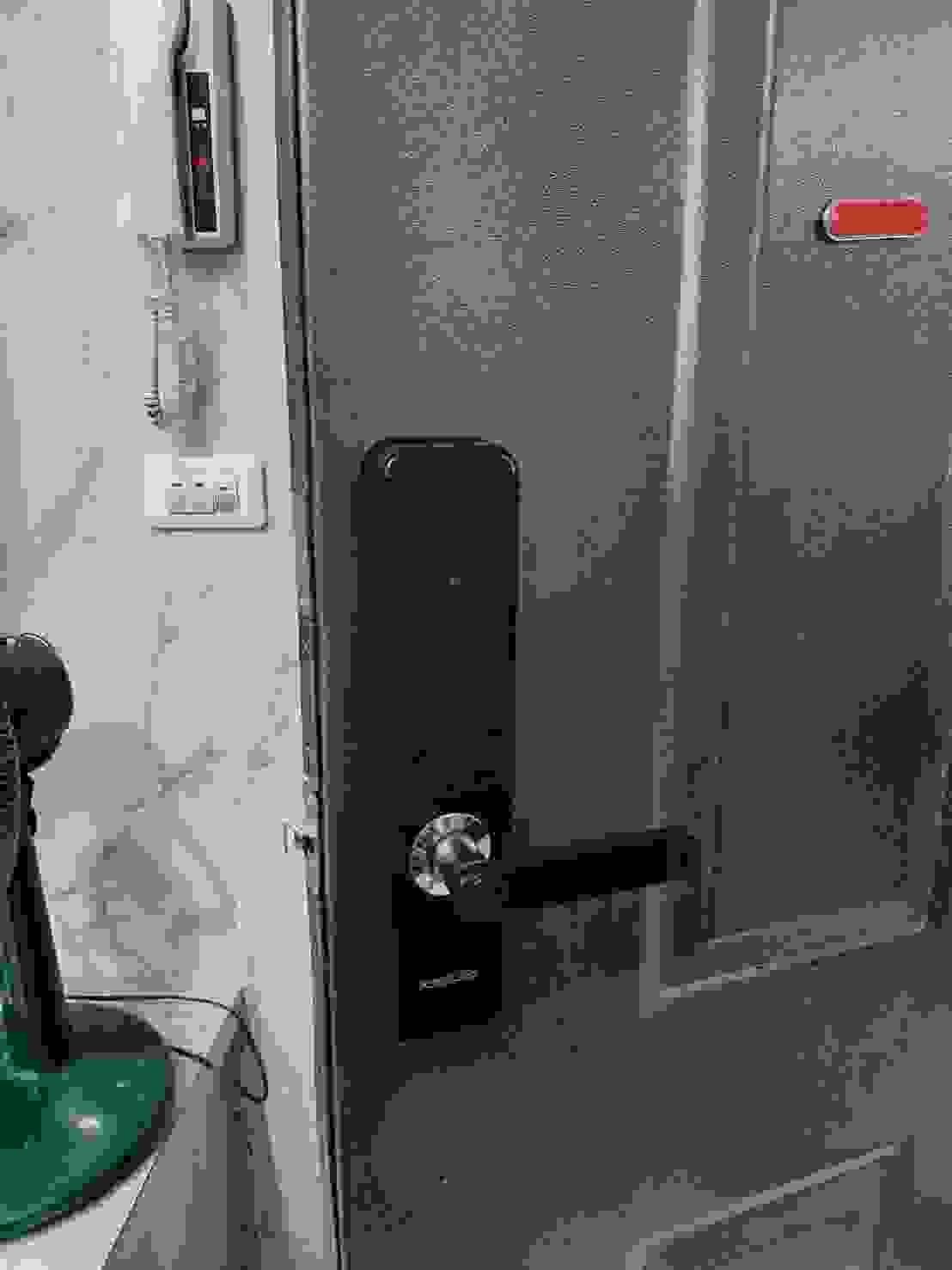 Through mobile application, you can anytime anywhere control locks, view access records, enhance home security feeling. remote control Our product Electronic lock product introduction display