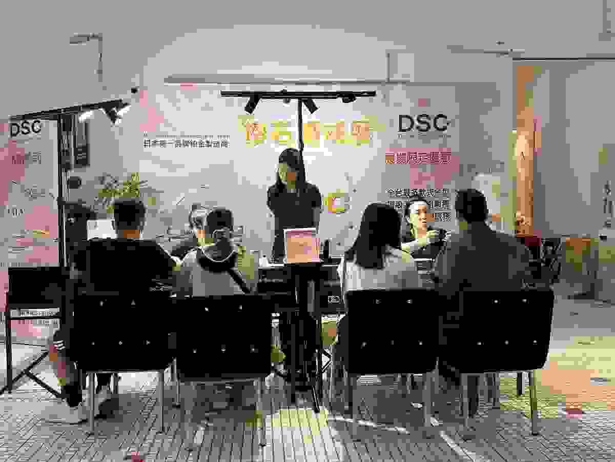 DSC鑽石婚戒展在花蓮新天堂樂園,鑽石顧門向2對新人介紹婚戒 DSC鑽石婚戒展在花蓮新天堂樂園,鑽石顧門向2對新人介紹婚戒