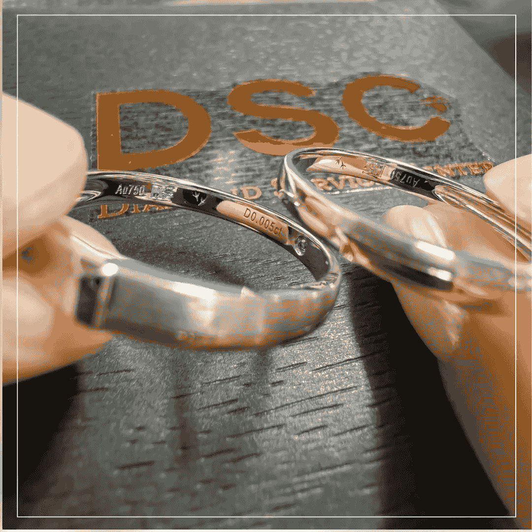 雙色K金對戒特寫,刻字清楚可見 雙色K金對戒特寫,刻字清楚可見