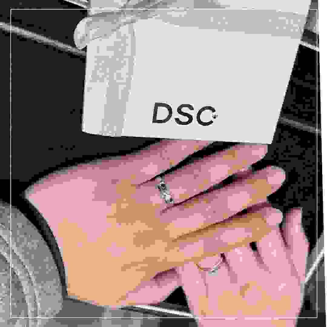 客人手上佩戴小鑽雙色金對戒特寫 客人手上佩戴小鑽雙色金對戒特寫