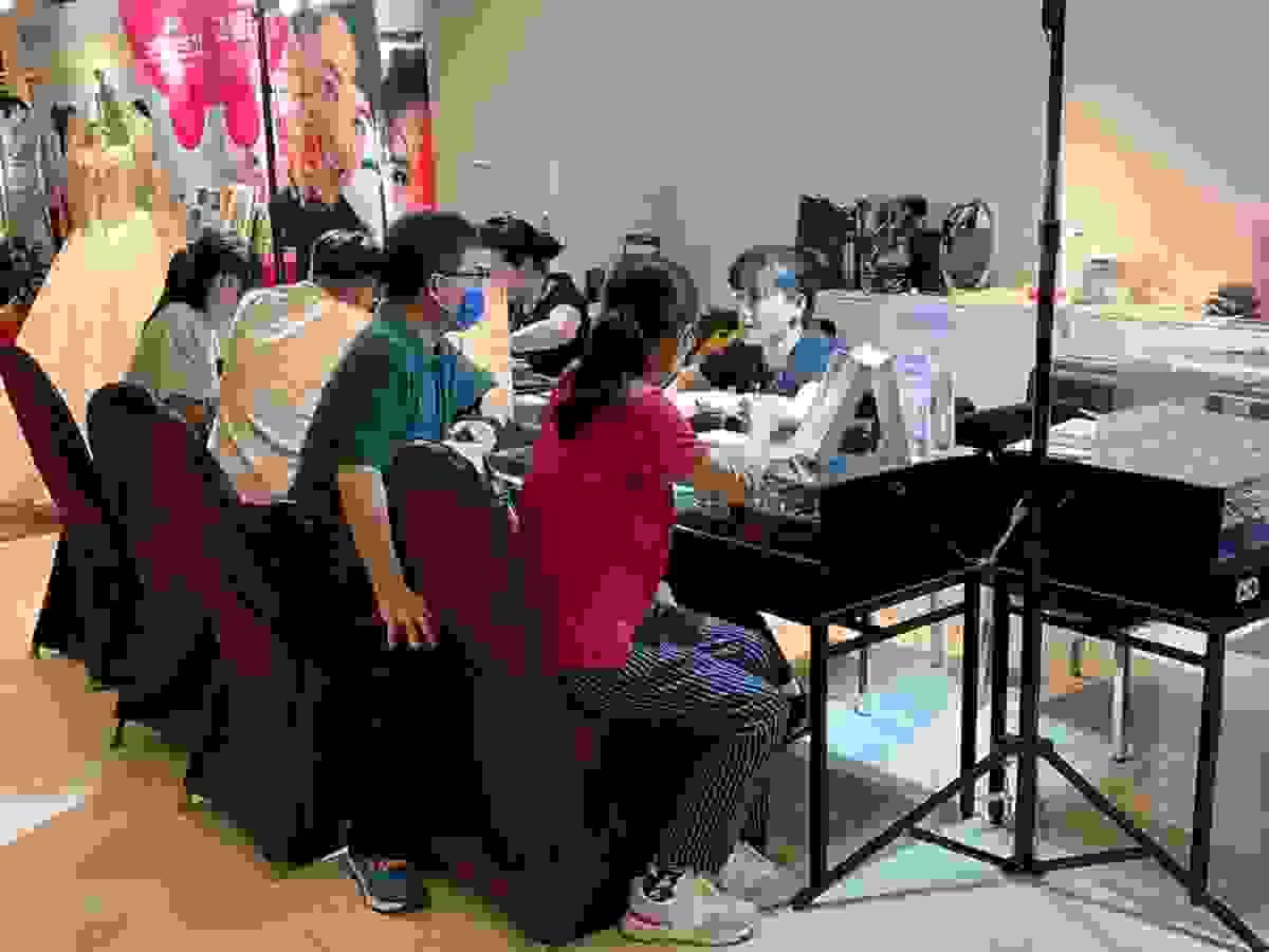 DSC鑽石婚戒展在台東娜魯灣大酒店,2對新人正在鑑賞婚戒 DSC鑽石婚戒展在台東娜魯灣大酒店,2對新人正在鑑賞婚戒