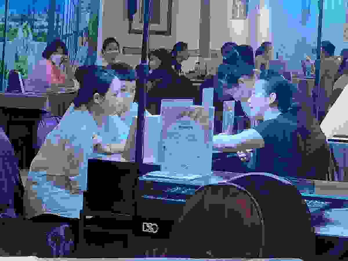 DSC鑽石婚戒展在花蓮福容飯店,一對新人在諮詢及鑑賞婚戒 DSC鑽石婚戒展在花蓮福容飯店,一對新人在諮詢及鑑賞婚戒