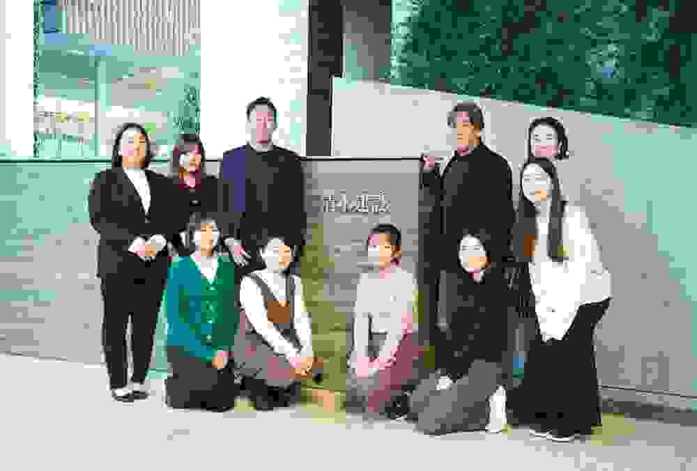 清水建設本社ロゴ前で撮影された集合写真