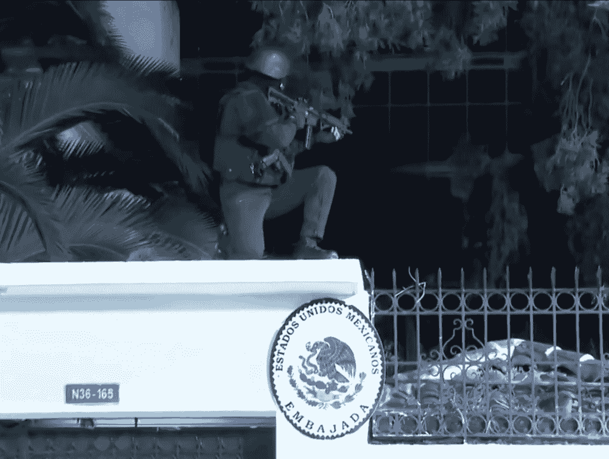 厄瓜多尔军警持枪爬上墨西哥大使馆。