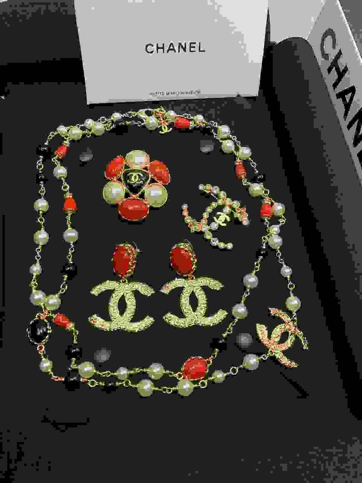 Enjoy the privilege of owning limited edition pieces that reflect your unique taste and appreciation for luxury. Exclusivity What We Offer 售賣奢侈高端名牌包以及名牌高級機械手錶 Enjoy the privilege of owning limited edition pieces that reflect your unique taste and appreciation for luxury. Exclusivity What We Offer 售賣奢侈高端名牌包以及名牌高級機械手錶