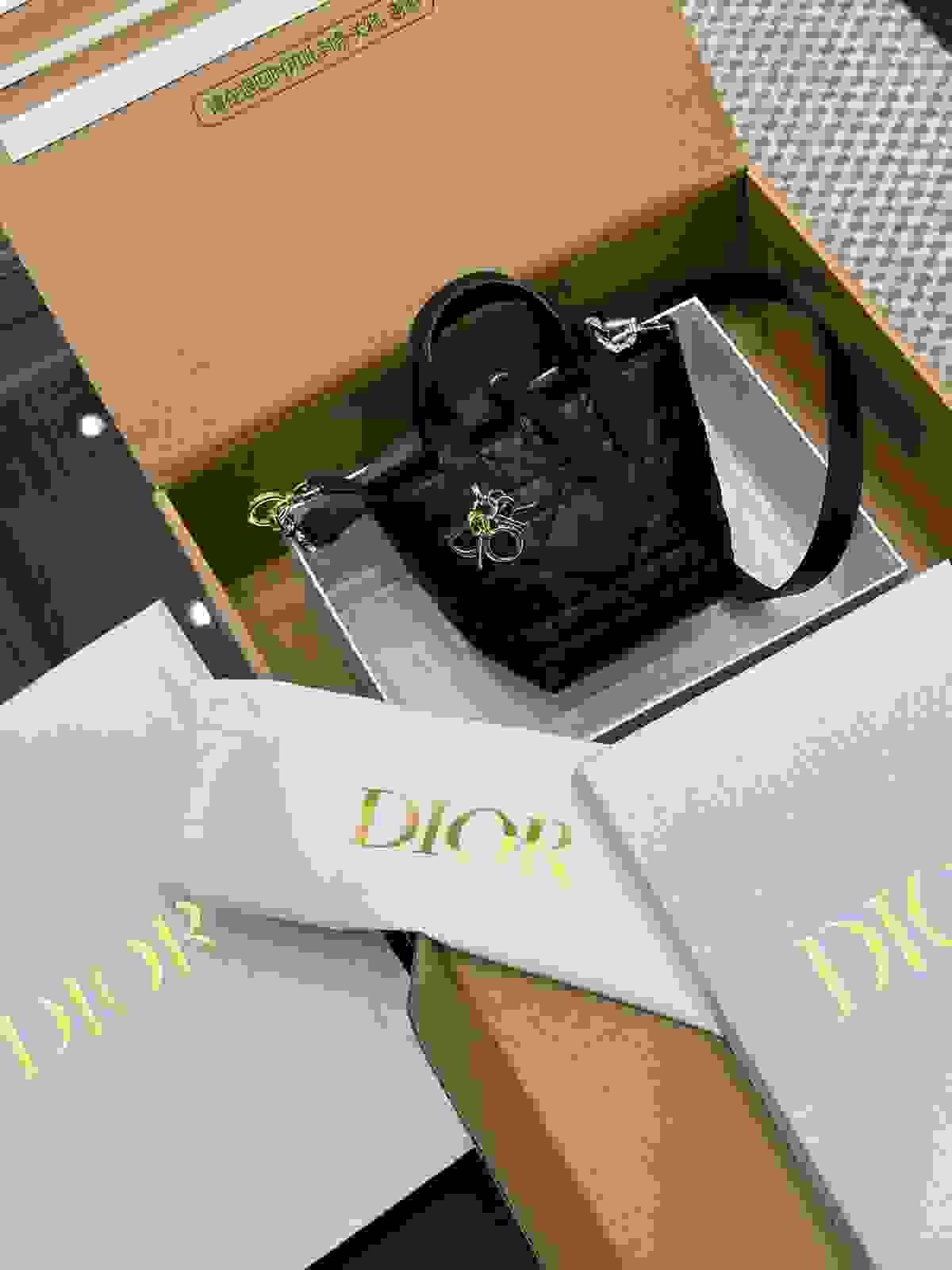 Explore our exquisite range of high-quality mechanical watches. Each timepiece is a testament to craftsmanship and precision, blending functionality with luxurious aesthetics. Perfect for those who appreciate the art of horology. High-End Watches What We Offer 售賣奢侈高端名牌包以及名牌高級機械手錶 Explore our exquisite range of high-quality mechanical watches. Each timepiece is a testament to craftsmanship and precision, blending functionality with luxurious aesthetics. Perfect for those who appreciate the art of horology. High-End Watches What We Offer 售賣奢侈高端名牌包以及名牌高級機械手錶