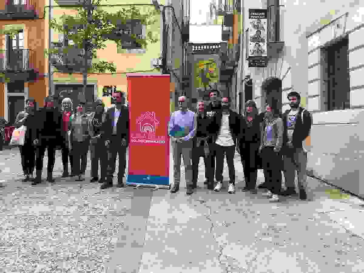 Imatge de la presentació de la Casa de la NO Discriminació, amb l'Alcalde de Girona i les diferents entitats i serveis que col·laboren amb el projecte