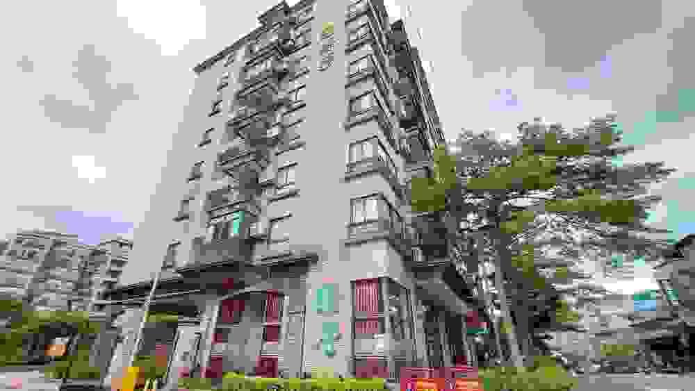 品值寶鎮位於新店安康路二段，總樓高12樓共298戶公設比約9%~10%，周邊有家樂福、全聯、屈臣氏生活機能優，近安坑交流道