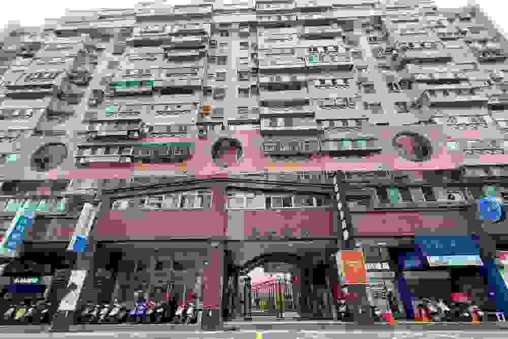 品值寶鎮位於新店安康路二段，總樓高12樓共298戶公設比約9%~10%，周邊有家樂福、全聯、屈臣氏生活機能優，近安坑交流道