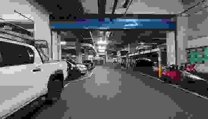 品值地下停車場明亮整潔標示清楚，讓住戶愛車不會日曬雨淋，開車出社區3分鐘就可上北二高安坑交流道