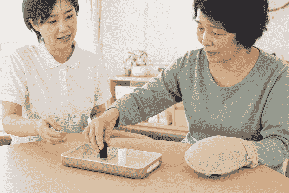 CI療法を自宅自費訪問リハビリで行っている画像 CI療法を自宅自費訪問リハビリで行っている画像