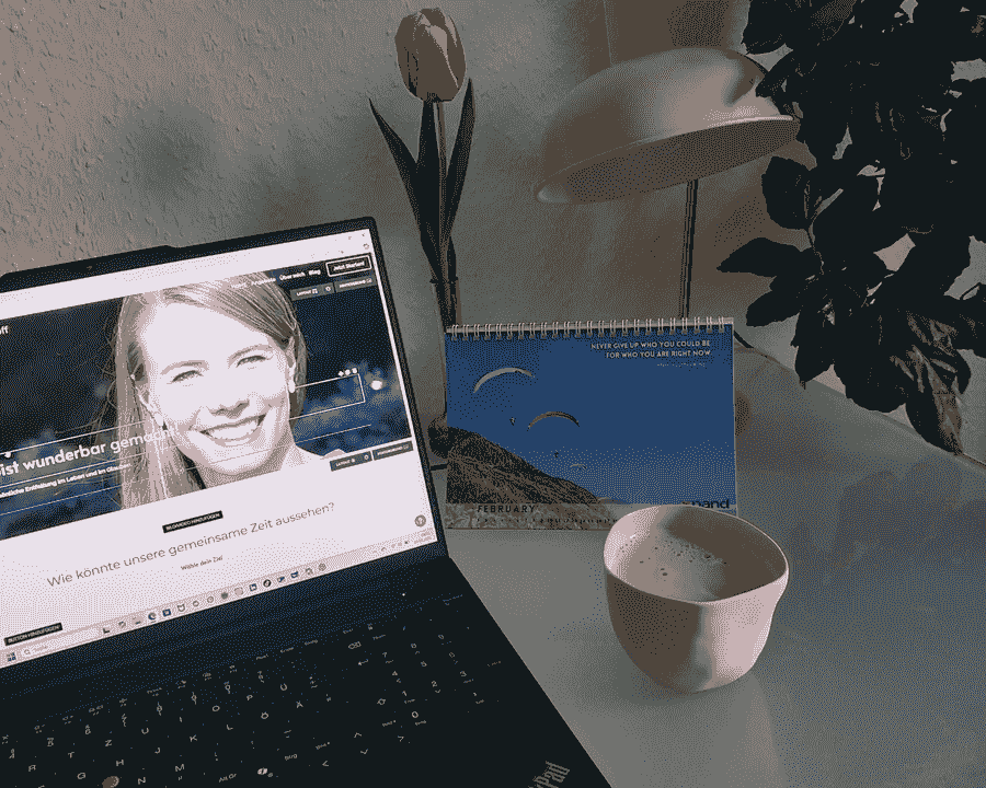Laptop auf einem Schreibtisch zeigt die Startseite von "Christliches Coaching Murena Overhoff" mit Angebot und Blog-Artikeln, dekoriert mit Kaffeetasse und einer Tulpe in einer Vase. Laptop auf einem Schreibtisch zeigt die Startseite von "Christliches Coaching Murena Overhoff" mit Angebot und Blog-Artikeln, dekoriert mit Kaffeetasse und einer Tulpe in einer Vase.
