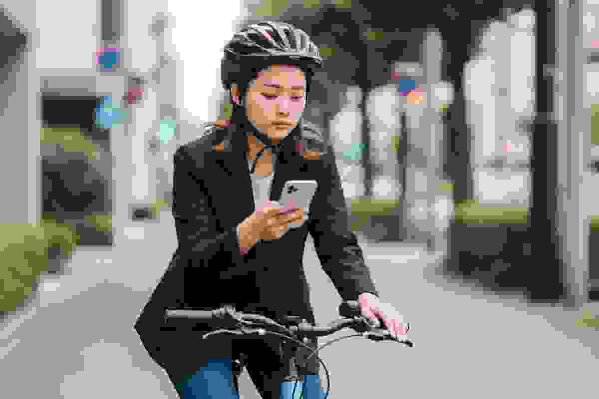 「ながらスマホ」は自転車 青切符の対象