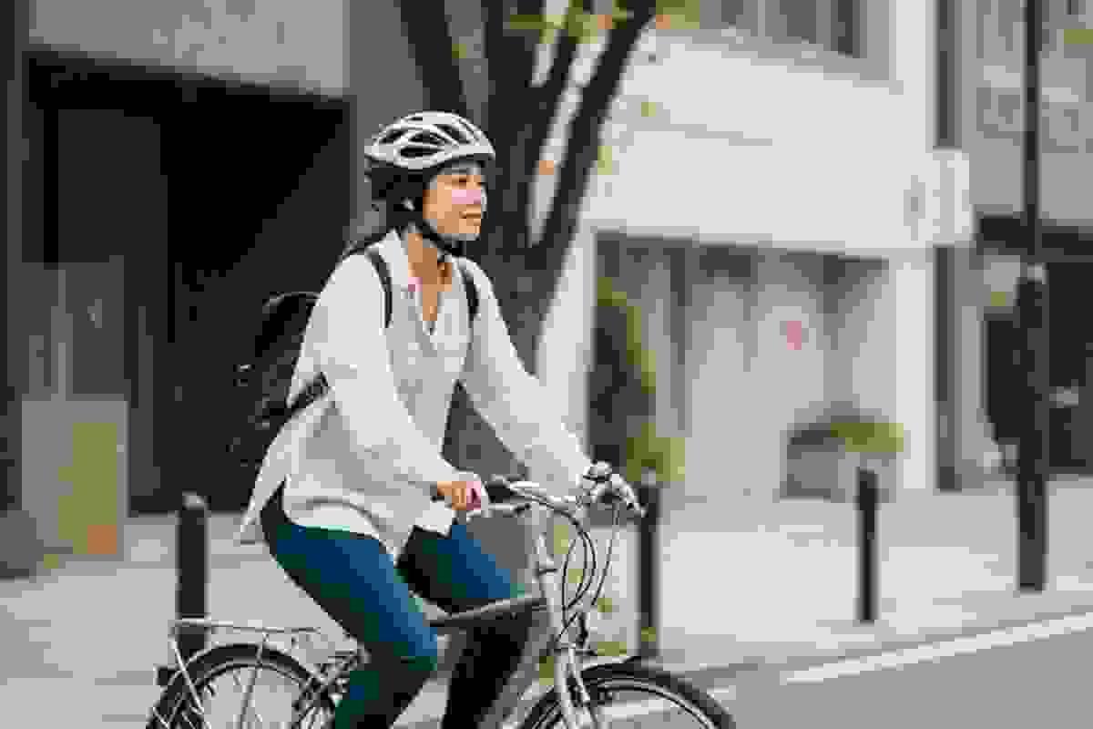 自転車に乗っている女性（イメージ）