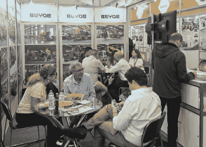 Max Xu comparece à exposição brasileira de tubos de arame. Max Xu comparece à exposição brasileira de tubos de arame.