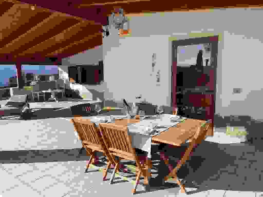Located a few steps from the splendid beaches of Alghero, the Villa is the perfect starting point to explore the area. Ideal Position Our Services Villa Lulù: An Oasis of Charm a Few Steps from Alghero