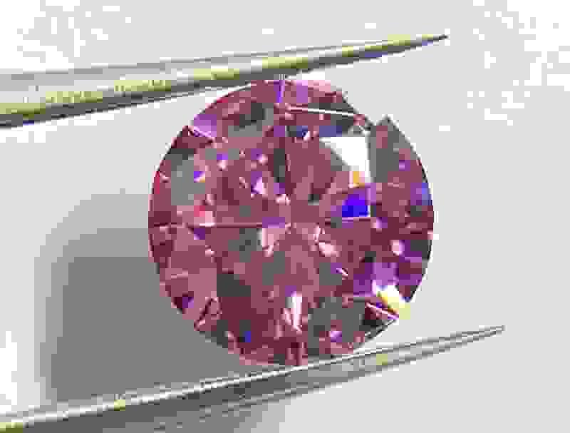 We carefully select the best materials to ensure that each piece is not only beautiful but also durable. Our passion for quality is reflected in every detail that we incorporate into our jewelry. The art of jewelry. Exclusive and unique jewelry pieces at Saphira Glamour Jewelry Trade Tobias Venz