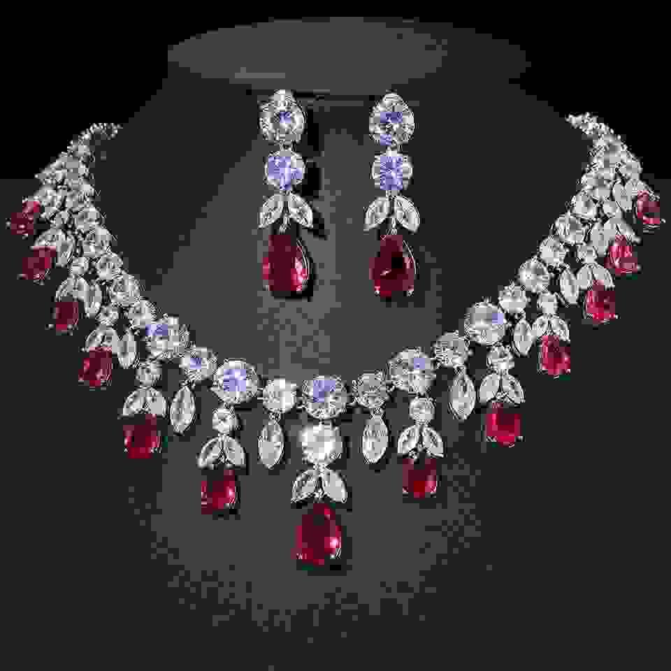 At Saphira Glamour we believe that every piece of jewelry tells a story. Our unique designs combine traditional craftsmanship with modern accents to create exclusive pieces that are both timeless and fashionable. The art of jewelry. Exclusive and unique jewelry pieces at Saphira Glamour Jewelry Trade Tobias Venz