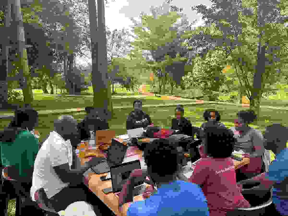 The enjuba team in one of the sessions.