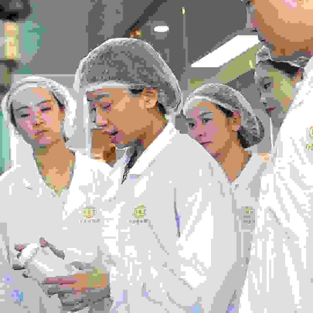 Ametrinerose is committed to excellence in cosmetics OEM processing, leveraging over 25 years of research and development. Our dedication to creating high-quality products, such as whitening and anti-aging solutions, has established us as a leader in the industry. Innovation in Every Formula Cosmetics OEM processing (whitening and freckle removal products, anti-wrinkle and anti-aging products; anti-hair loss; natural plant soap; body lotion; antifreeze and moisturizing hand cream; shampoo; shower gel) One of the top ten cosmetics factories in China, with 3 divisions of labor, 3 major R&D centers, 25 years of R&D history, more than 3,000 cosmetic formulas, and 100,000-level tip-free intelligent production workshops. Most of China's live e-commerce hot-selling products come from us.

OEM processing of cosmetic products (whitening and means for removing freckles, means against wrinkles and aging; means against hair loss; natural plant soap; body lotion; antifreeze and moisturizing hand cream; shampoo; shower gel) One of the ten largest cosmetic factories in China with 3 divisions of labor, 3 major research centers, 25 years of R&D history, more than 3000 cosmetic formulas and an intelligent production workshop without tips at 100,000 levels.