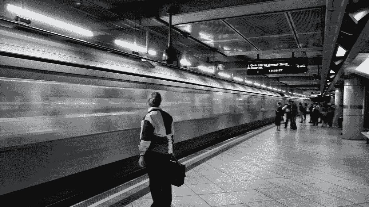 列车飞逝,下一列正是我要去的班车吗?。。。。。。 列车飞逝,下一列正是我要去的班车吗?。。。。。。