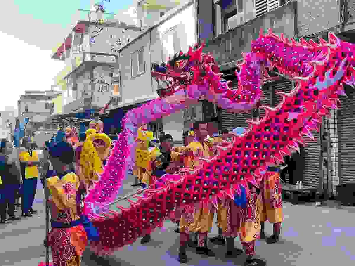 Our lion dance performance combines tradition and modernity, adding vitality and festivity to your event. Lion dance performance The services we provide Awakening lion, dragon dance and lion dance, traditional performance, lion formation, dragon formation, war drum performance, groundbreaking ceremony, year-end party program, New Year activities, New Year performance, wedding and funeral celebrations, various traditional performances entrusted to us Wangfu!