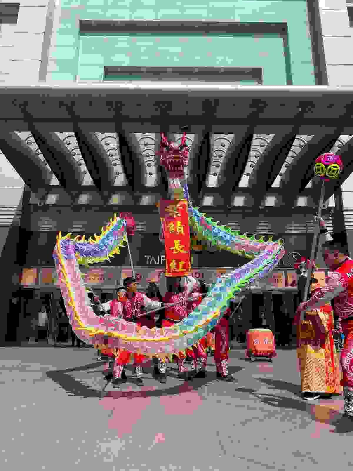 We provide professional lion dance performances, symbolizing the expulsion of evil and the avoidance of bad luck, bringing good fortune and celebration to your event. Whether it is a grand opening, celebration, or other festive activities, the lion dance can enhance the lively atmosphere. Awakening Lion Performance Our service Awakening lion, dragon dance and lion dance, traditional performance, lion formation, dragon formation, war drum performance, groundbreaking ceremony, year-end party program, New Year activities, New Year performance, wedding and funeral celebrations, various traditional performances entrusted to us Wangfu!