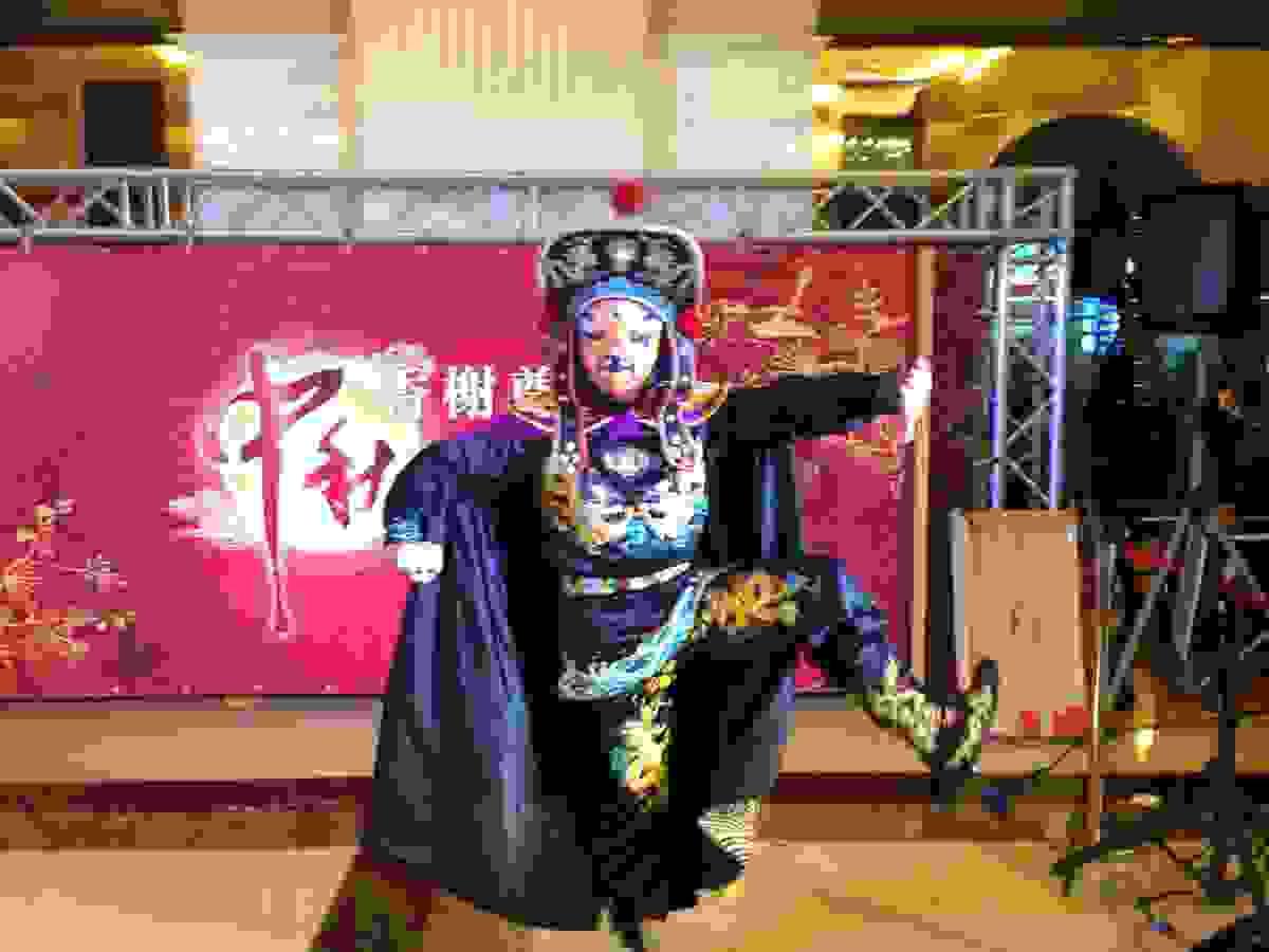 We provide professional lion dance performances, symbolizing the expulsion of evil and the avoidance of bad luck, bringing good fortune and celebration to your event. Whether it is a grand opening, celebration, or other festive activities, the lion dance can enhance the lively atmosphere. Awakening Lion Performance Our service Awakening lion, dragon dance and lion dance, traditional performance, lion formation, dragon formation, war drum performance, groundbreaking ceremony, year-end party program, New Year activities, New Year performance, wedding and funeral celebrations, various traditional performances entrusted to us Wangfu!