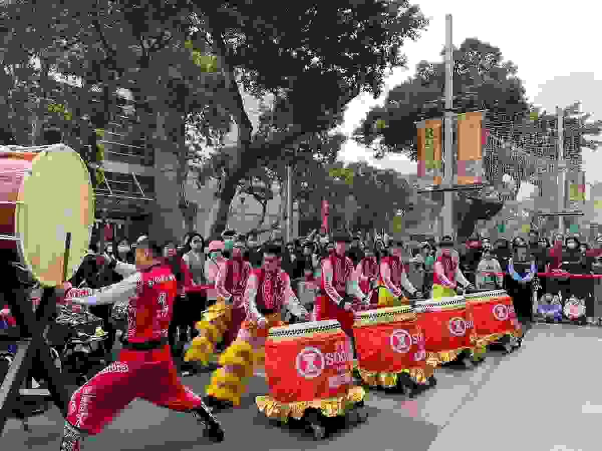 We provide professional lion dance performances, symbolizing the expulsion of evil and the avoidance of bad luck, bringing good fortune and celebration to your event. Whether it is a grand opening, celebration, or other festive activities, the lion dance can enhance the lively atmosphere. Awakening Lion Performance Our service Awakening lion, dragon dance and lion dance, traditional performance, lion formation, dragon formation, war drum performance, groundbreaking ceremony, year-end party program, New Year activities, New Year performance, wedding and funeral celebrations, various traditional performances entrusted to us Wangfu!