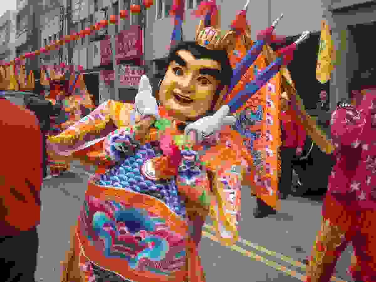 We provide professional lion dance performances, symbolizing the expulsion of evil and the avoidance of bad luck, bringing good fortune and celebration to your event. Whether it is a grand opening, celebration, or other festive activities, the lion dance can enhance the lively atmosphere. Awakening Lion Performance Our service Awakening lion, dragon dance and lion dance, traditional performance, lion formation, dragon formation, war drum performance, groundbreaking ceremony, year-end party program, New Year activities, New Year performance, wedding and funeral celebrations, various traditional performances entrusted to us Wangfu!