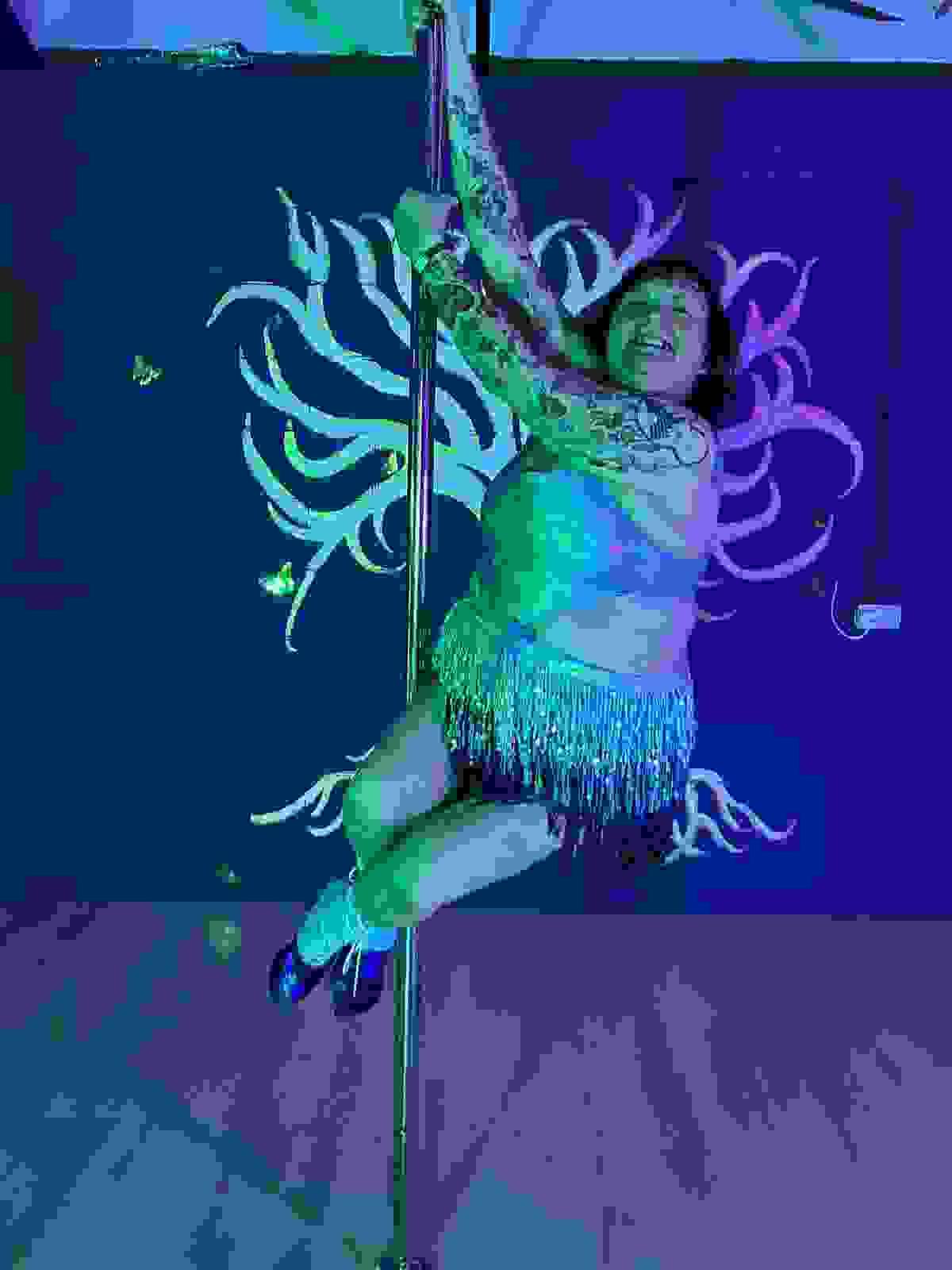 Beautiful Bev showing us that all bodies can enjoy pole fitness Beautiful Bev showing us that all bodies can enjoy pole fitness